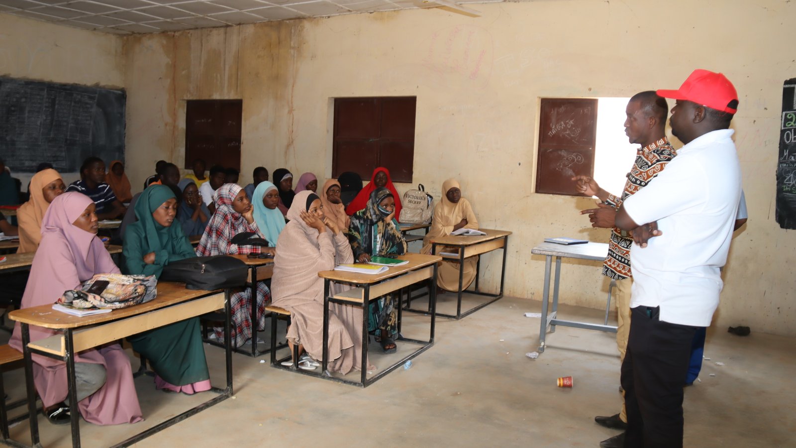 Un enseignant du LTDK et M. Abba Ahmed Tidjani (Chef division marketing NIGELEC) prodiguant des conseils aux élèves du LTDK